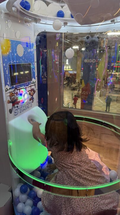 ドンキ併設のゲームセンターで遊ぶ子ども