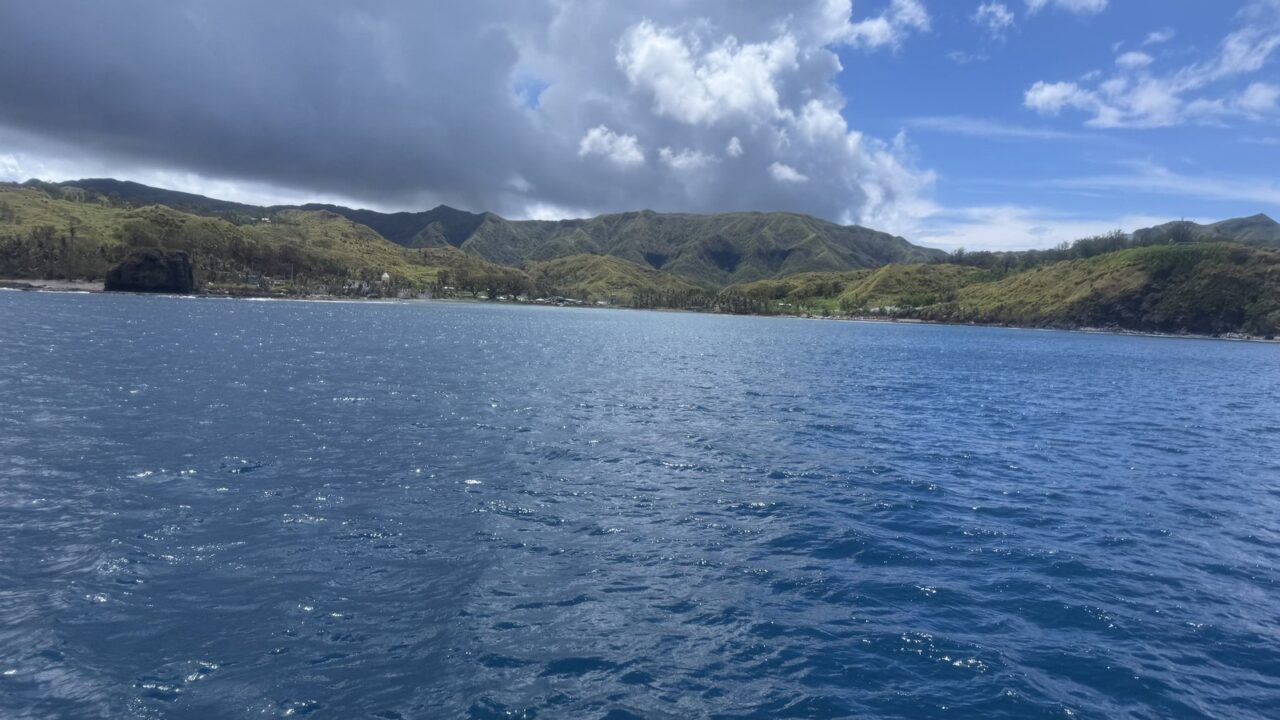 ツアーの船から見たグアムの海と島影