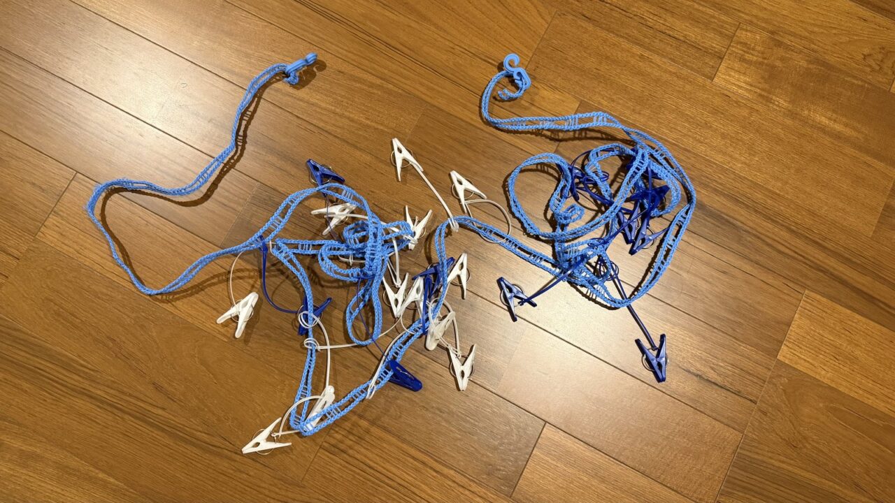 持って行った洗濯ロープ。クリップが12個付いている