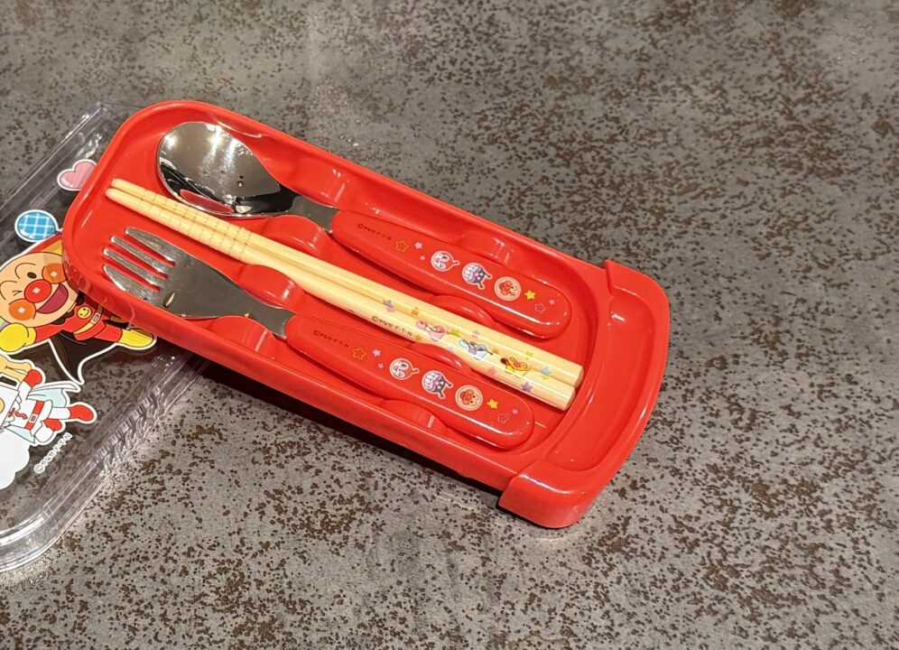 持って行った子ども用のフォークとスプーン。ケースごとバッグに入れておく