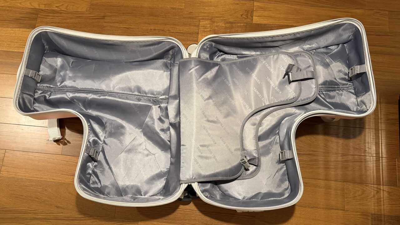 子ども服専用にした2つ目のスーツケース。仕切りとベルトで中を分けられる