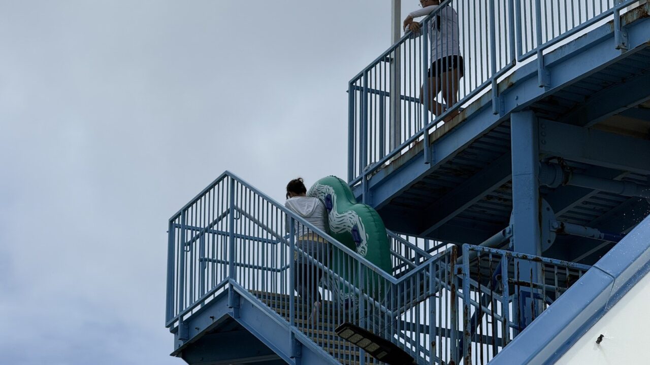 ウォータースライダーの階段