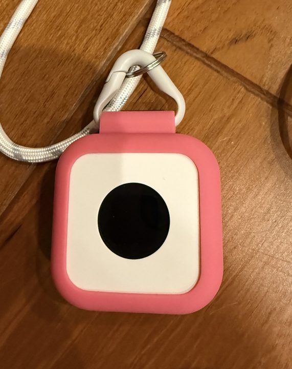 BoTトーク（第5世代）に純正シリコンケース（チェリー）を付け、付属の紐でつないだ状態