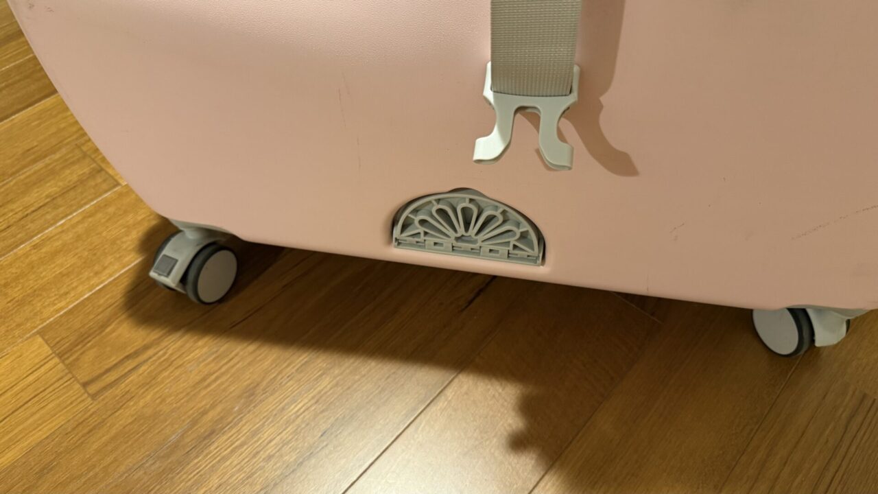足置きを畳んだ状態。本体の側面に収まっている