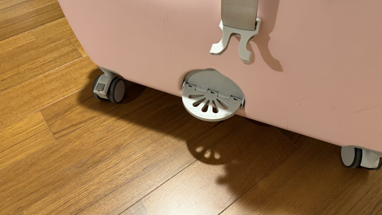 足置きを出した状態。ここに子どもが足を乗せる