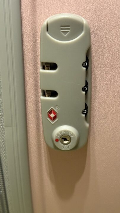 キッズトラベルのロック部分。3桁のダイヤルと、TSAの赤い菱形マーク、TSA007の刻印がある
