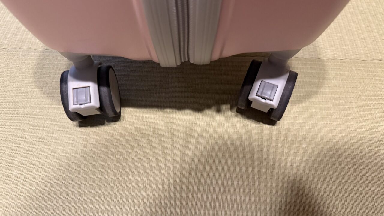 車輪のストッパー。左右のキャスターに付いている四角いボタンが固くなった