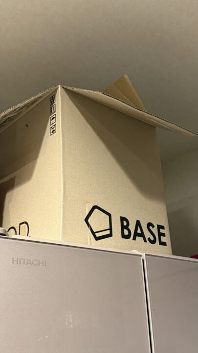 冷蔵庫の上に置いてあるベースブレッドの箱