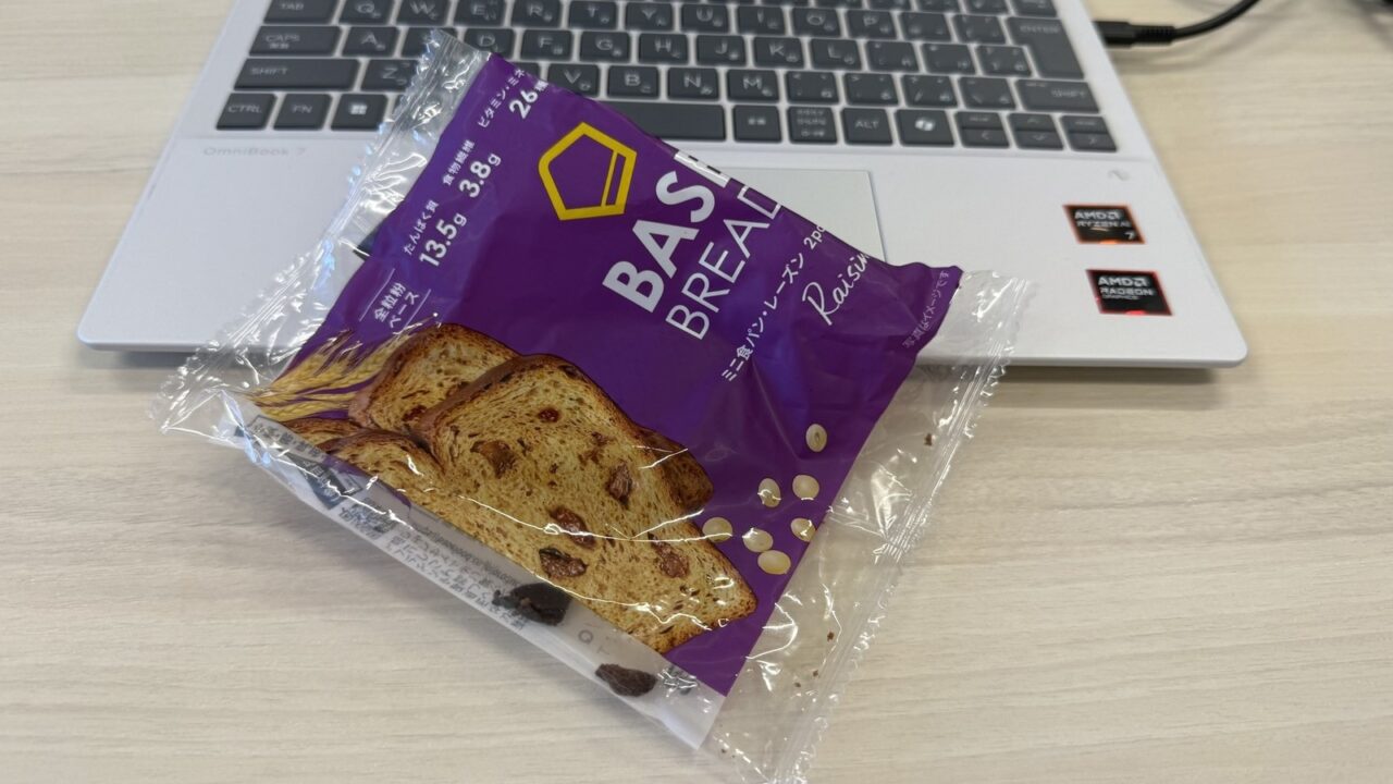 会社のデスクに置いたベースブレッドのミニ食パン・レーズン