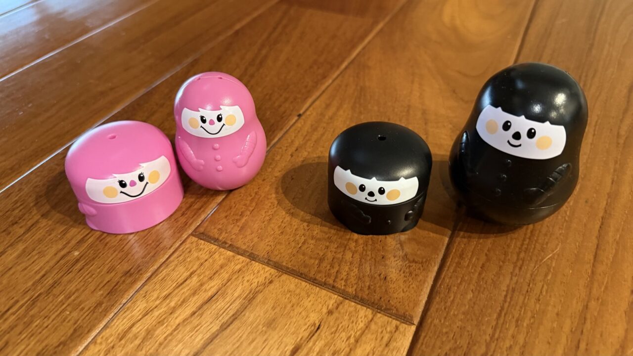 おきあがりこぼし。ピンクと黒それぞれ、右が上の子のとき、左が下の子のときのもの