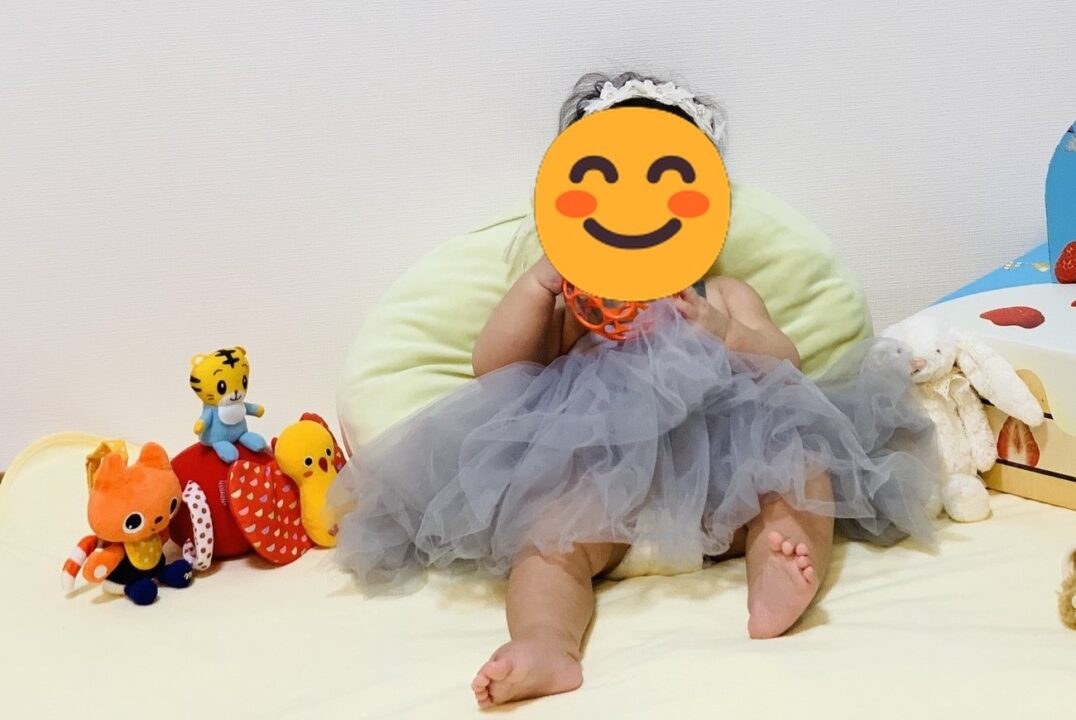 生後6か月のころ。左にしまじろうのパペットと、並行して始めた英語教材の人形が並んでいる