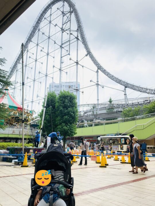 園内は広いのでベビーカーは必須。歩き疲れると寝ます