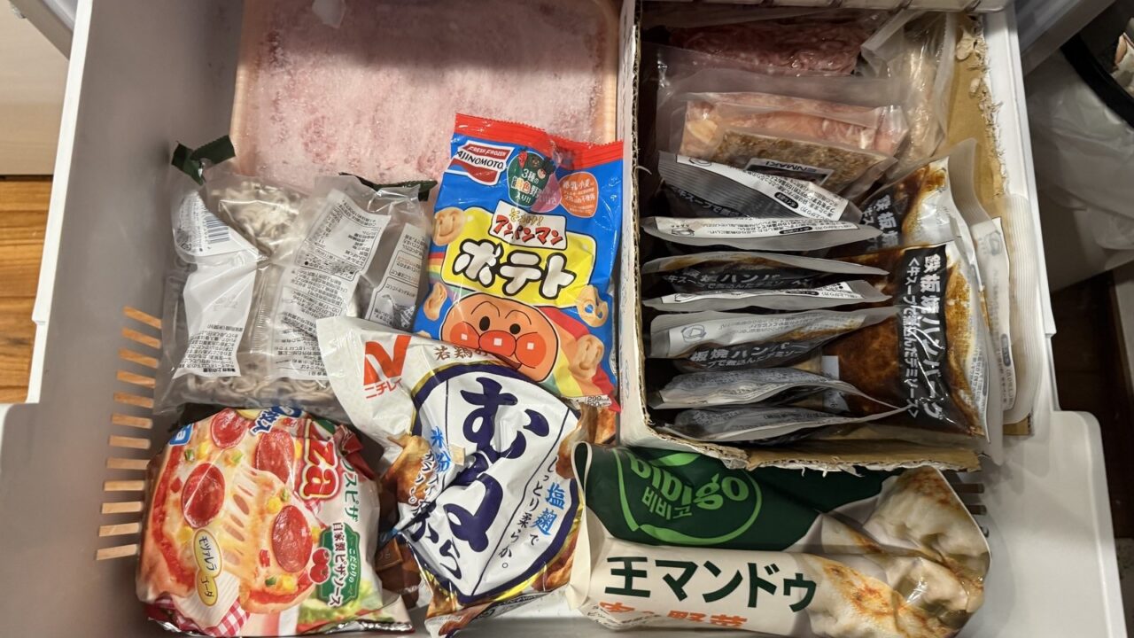 冷凍庫の引き出し。冷凍食品の袋や箱が詰まっている