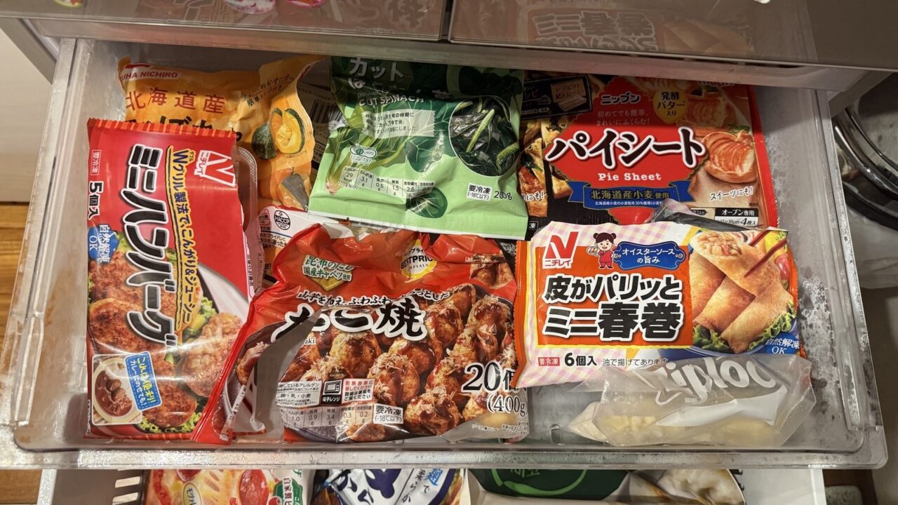 冷凍庫の上段。ハンバーグ、春巻、たこ焼き、冷凍野菜などが入っている