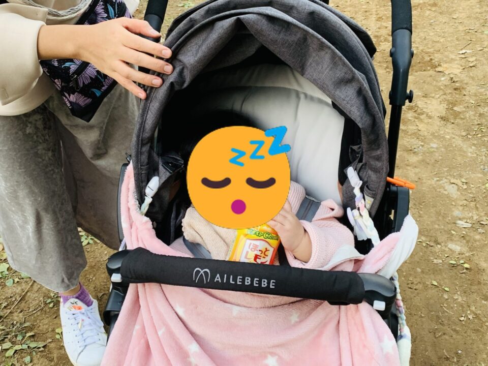 ベビーカーでブランケットを掛けて寝ている様子
