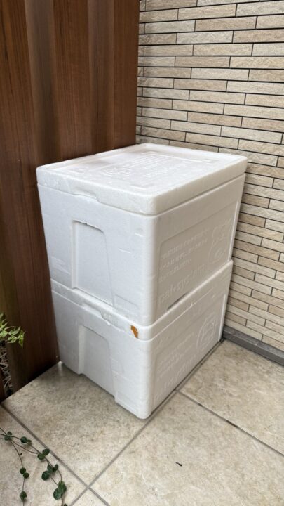玄関前に置かれた生協の白い保冷ボックス