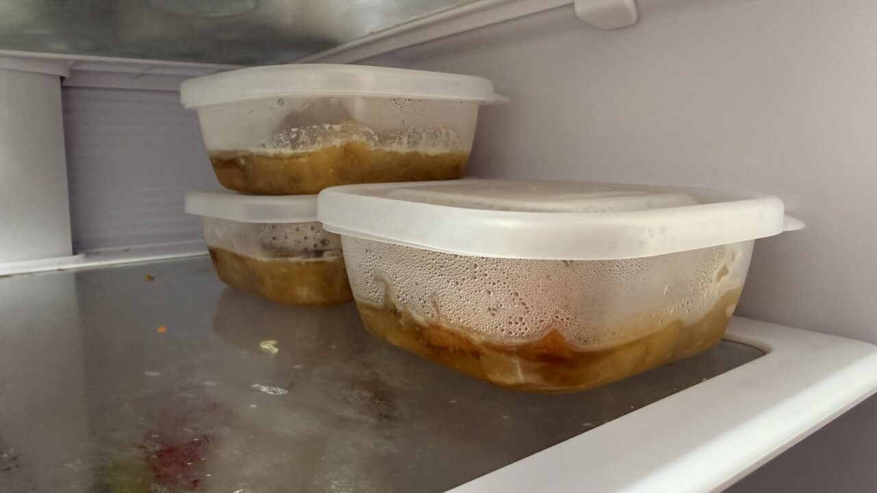 ホットクックで多めに作った肉じゃがを保存容器に分けて冷蔵庫に入れたところ