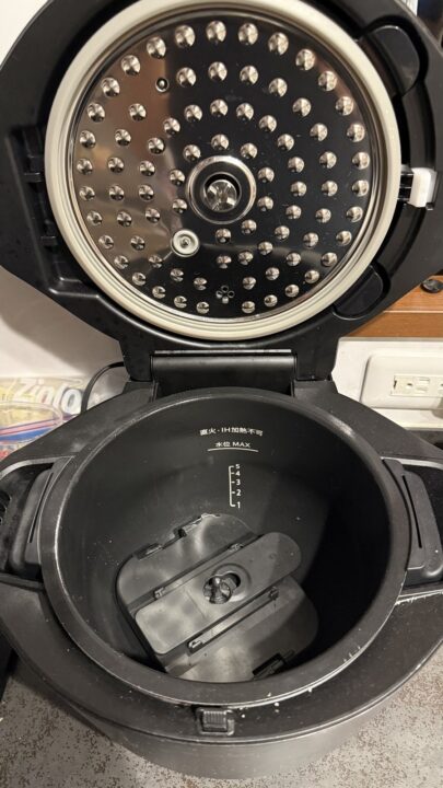 ホットクックのふたを開けたところ。洗ったあと、かき混ぜる部品を内鍋の中に仮置きしている
