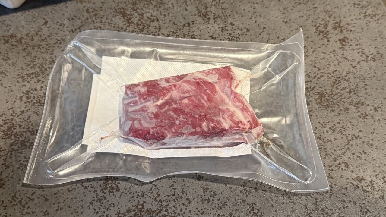 冷凍で届いた馬刺しの真空パック。小さな1パックだけで冷凍の箱が1つ届いた