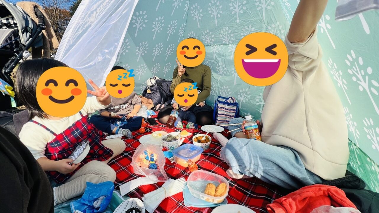 ポップアップテントの中でピクニック。大人と子ども合わせて6人ほどが入っている